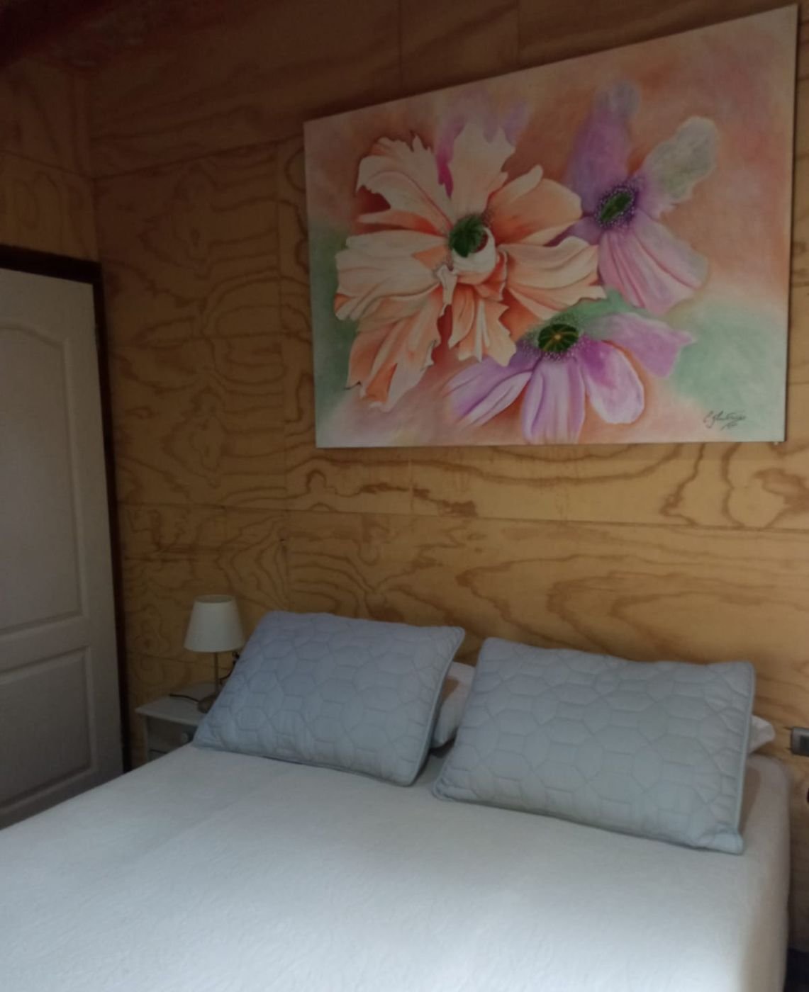 Dormitorio con cuadro de flores, cabaña para 2 personas