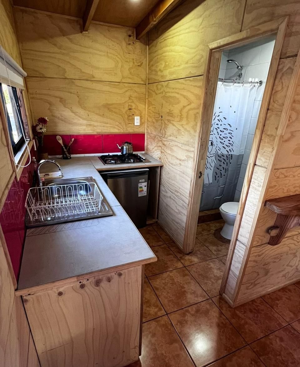 Cocina con acceso al baño, cabaña para 2 personas