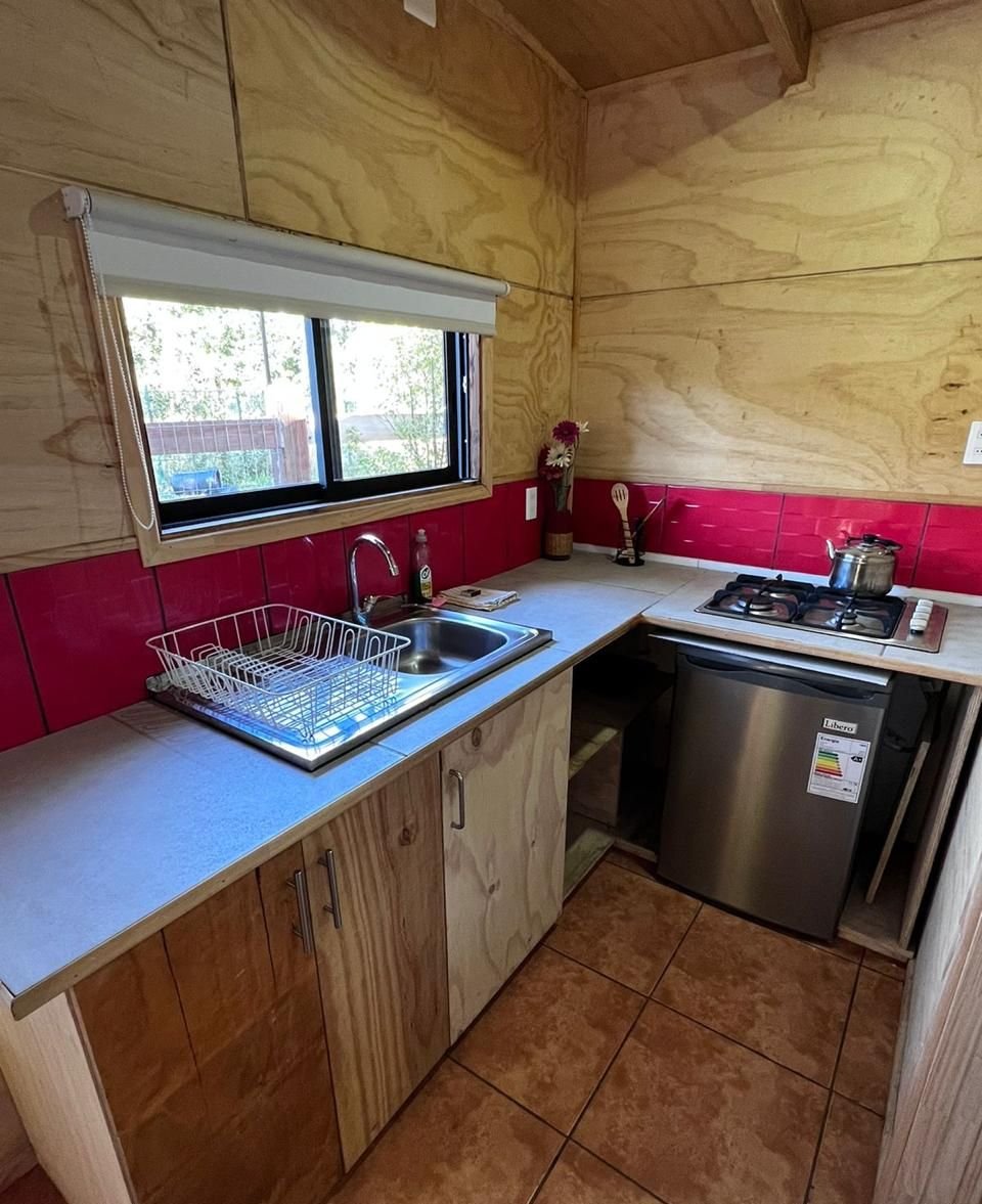 Cocina con lavaplatos y ventana
