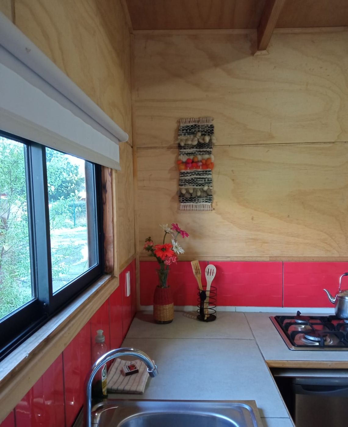 Cocina junto a la ventana, cabaña para 2 personas