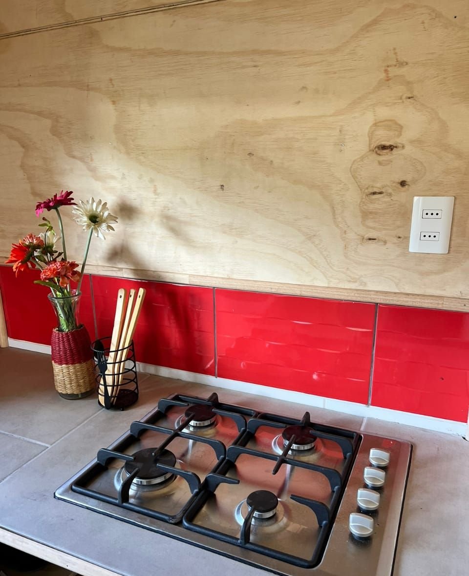 Cocina a gas con cerámica roja