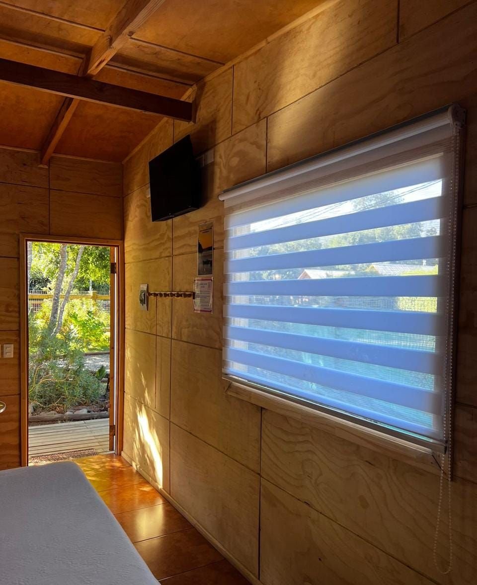 TV y ventana con cortina roller