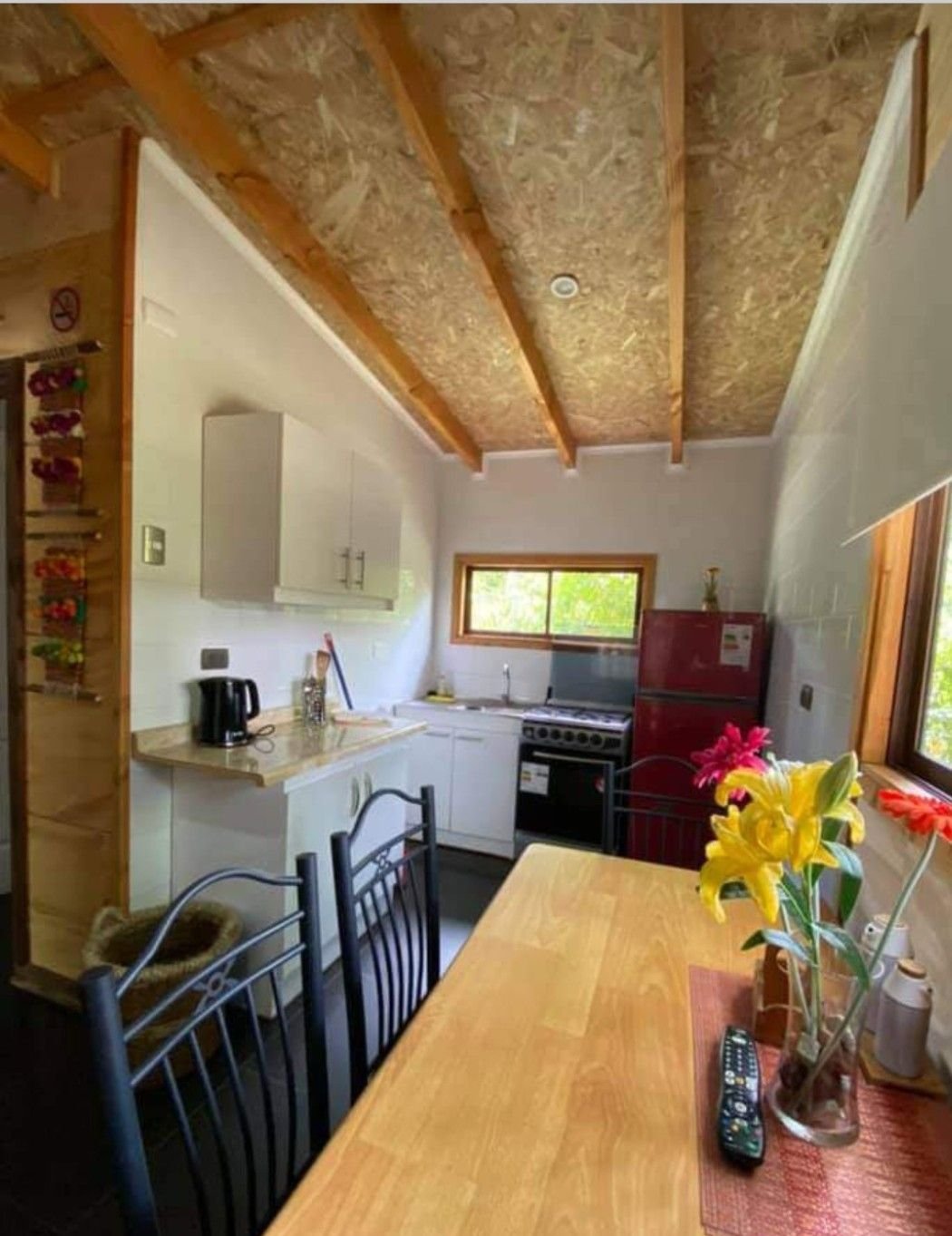 Comedor y cocina con refrigerador rojo