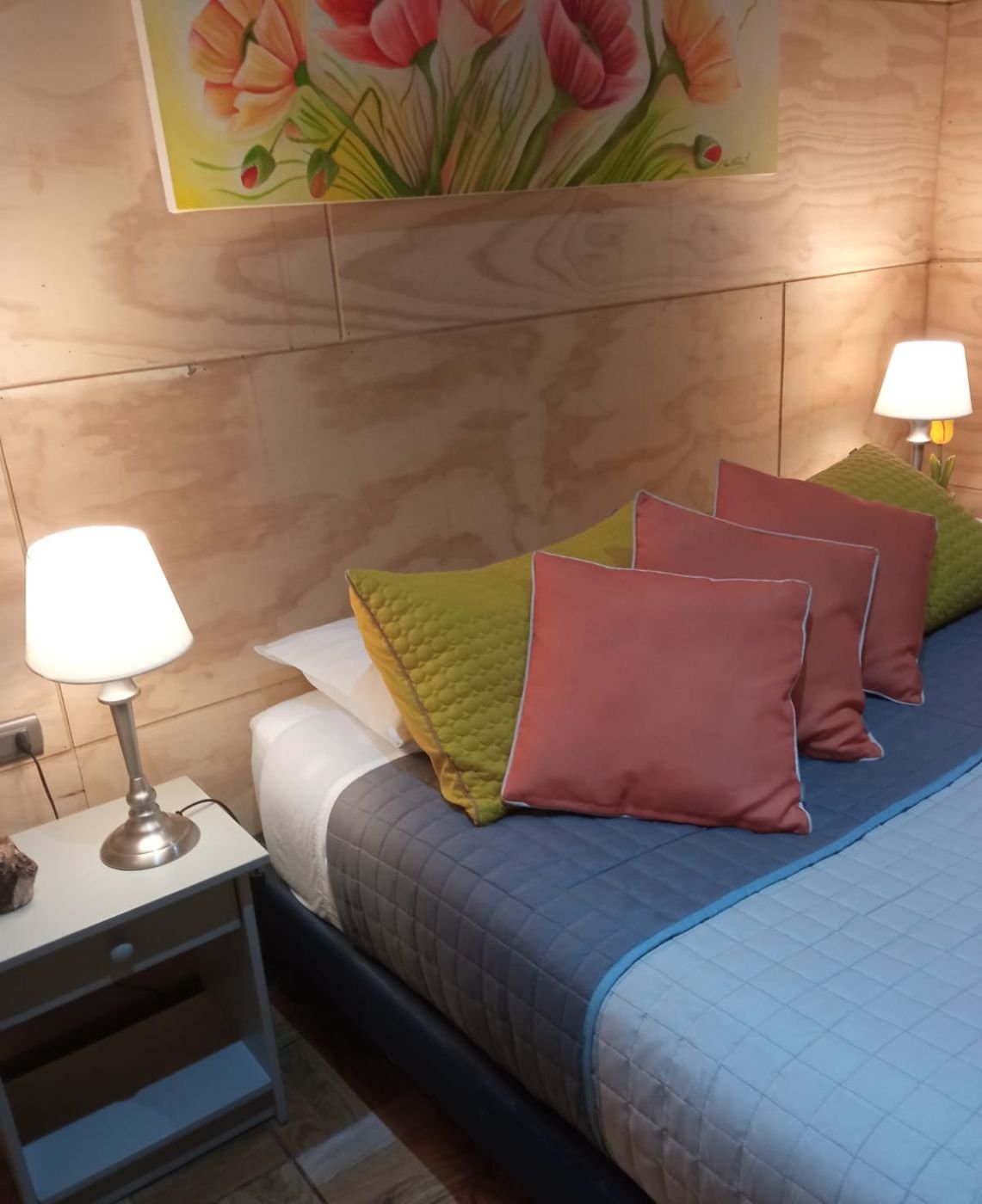 Dormitorio con cuadro de tulipanes