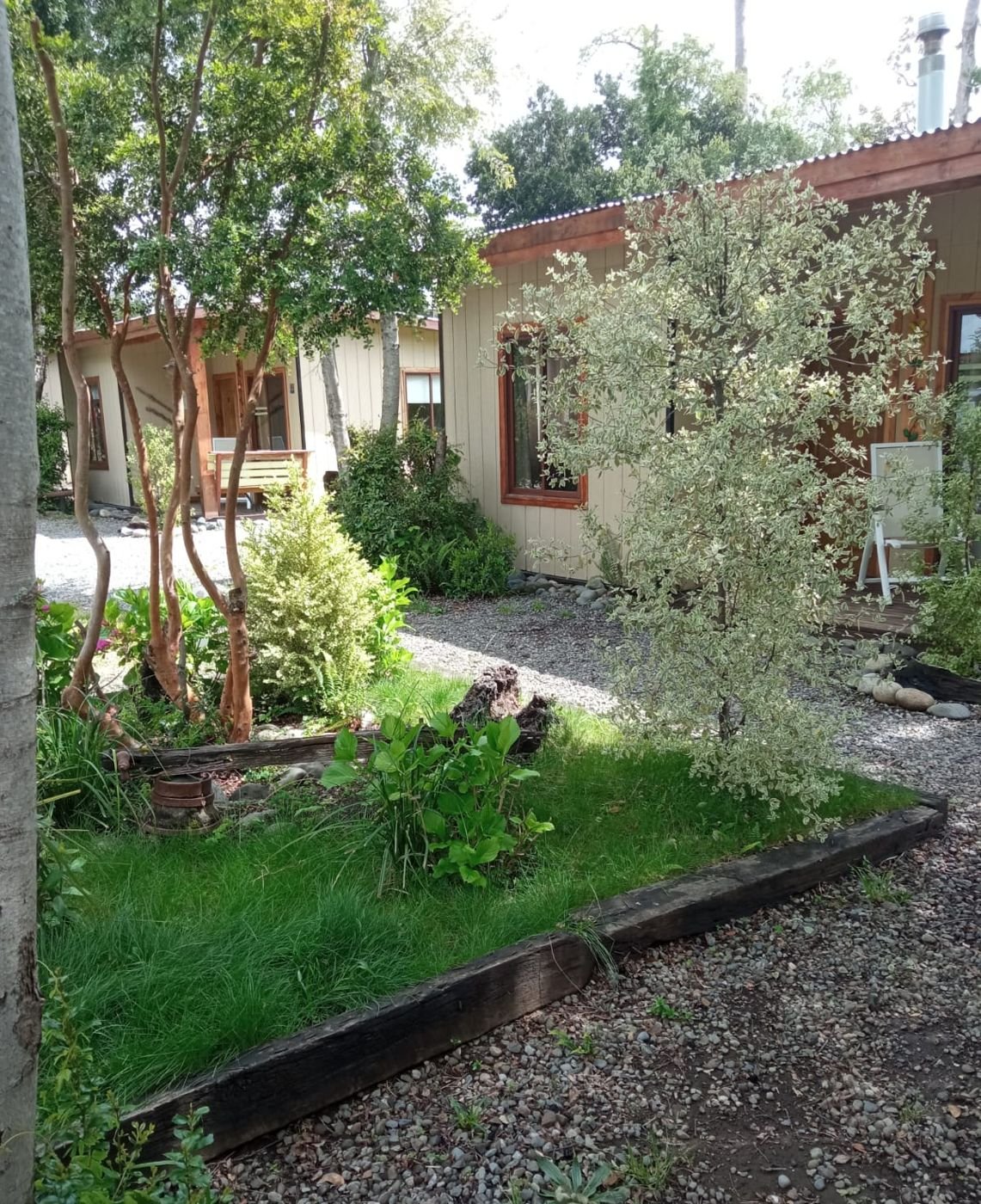 Jardín y cabañas vistos desde el sendero